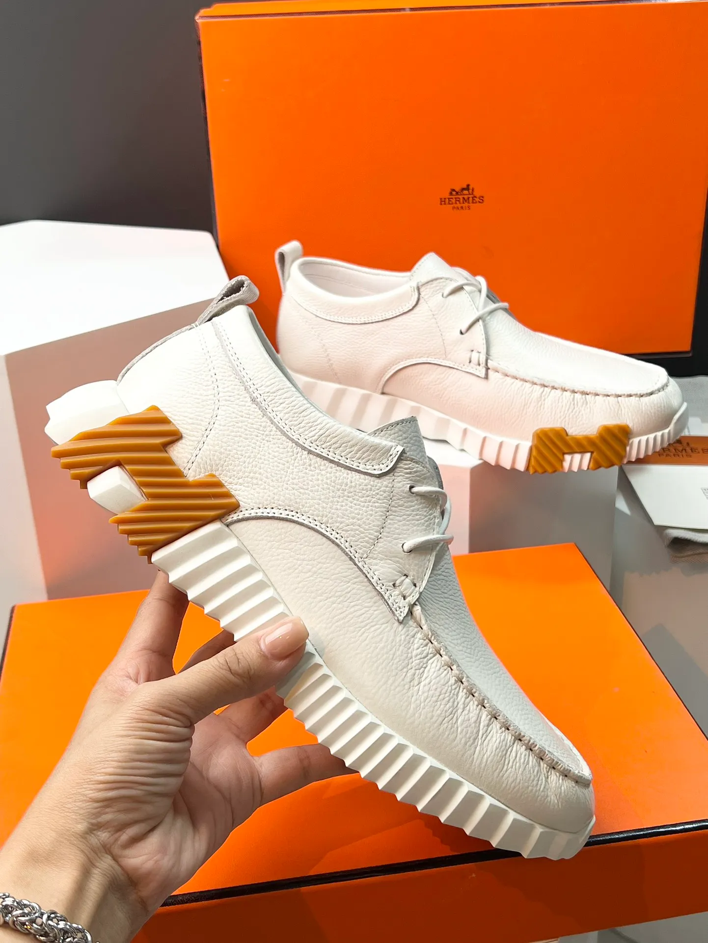 PP660【Hermes】fe new arrival~New Bouncing sneakers are the most comfortable shoes from Hermès. They are extremely light on the feet and look great. You won’t feel tired even when you go shopping and running around👍. They are light and comfortable. They are extremely light. They are perfect for both sports and leisure. They feel great when you step on them! It’s up to you to choose, there’s always what you want~ ✔️Fabric: Imported first-layer cowhide ✔️Inner lining: Imported water-dyed cowhide ✔️Outsole: Seamless combination of IP+TPU (multi-color letters) German technology irradiation machine ✔️Code number: Male 38-44 (45 customized)